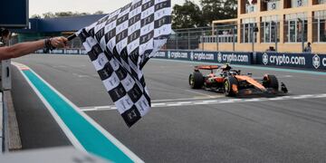 Oscar Piastri, piloto australiano de McLaren, cruza la meta para ganar el Gran Premio de Fórmula 1 de Miami, el domingo 4 de mayo de 2025, en Miami Gardens. Florida. (Shawn Thew/Pool Photo vía AP)