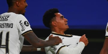 Du Queiroz puso el 1-0 de Corinthians sobre Boca.