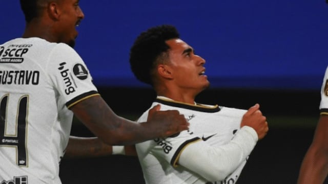 Du Queiroz puso el 1-0 de Corinthians sobre Boca.