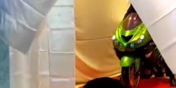 Una riocuartense ingresó a su fiesta de quince con una increíble moto y se volvió furor en las redes.