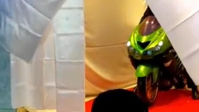 Una riocuartense ingresó a su fiesta de quince con una increíble moto y se volvió furor en las redes.
