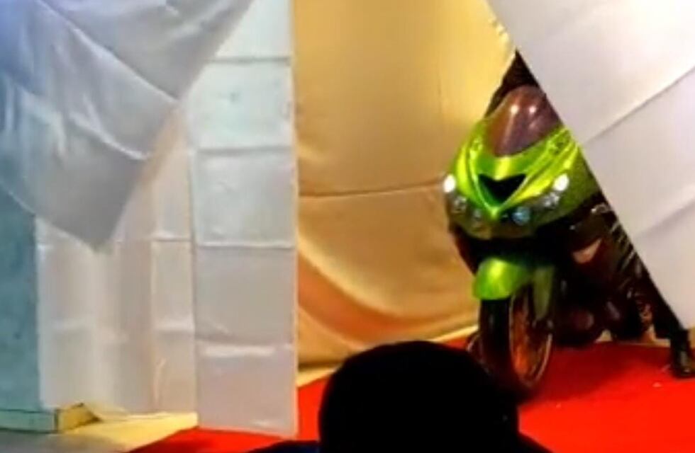 Una cordobesa ingresó a su fiesta de quince con una increíble moto y se volvió furor en las redes