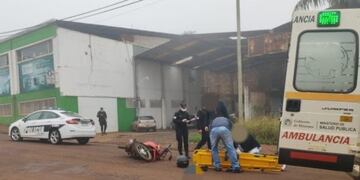 Accidente vial entre automóvil y motocicleta dejó como saldo a un herido.