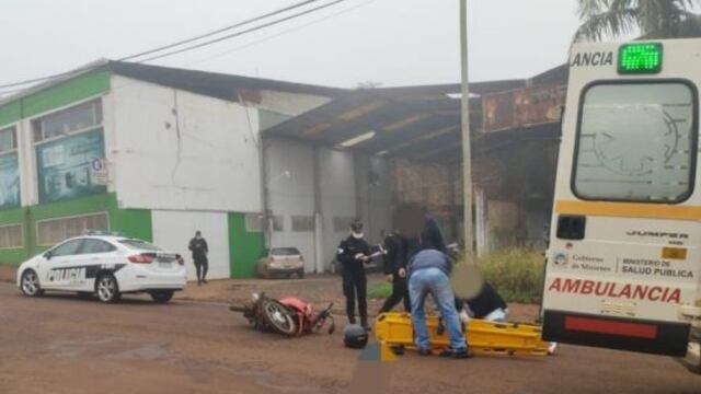 Accidente vial entre automóvil y motocicleta dejó como saldo a un herido.