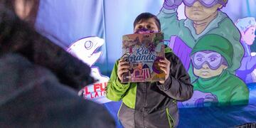 En Río Grande los vecinos disfrutan del mapping sobre el álbum de figuritas