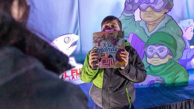 En Río Grande los vecinos disfrutan del mapping sobre el álbum de figuritas