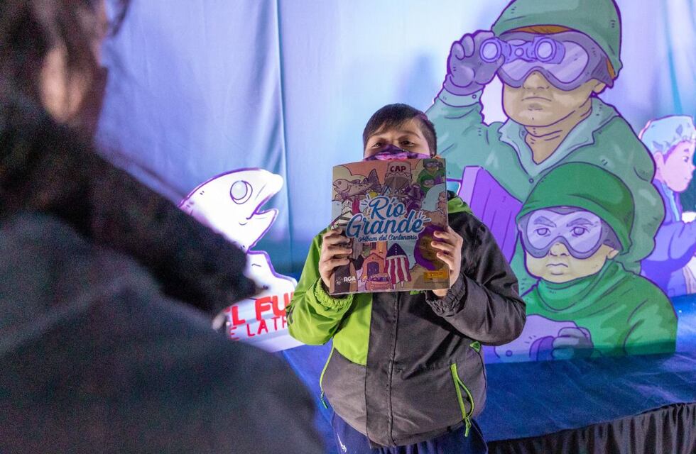 Río Grande: los vecinos disfrutan del mapping sobre el álbum de figuritas