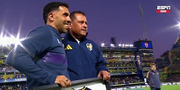 Carlos Tevez recibió una camiseta de Marcelo Delgado en la previa de Boca - Talleres, en La Bombonera