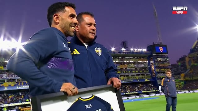 Carlos Tevez recibió una camiseta de Marcelo Delgado en la previa de Boca - Talleres, en La Bombonera
