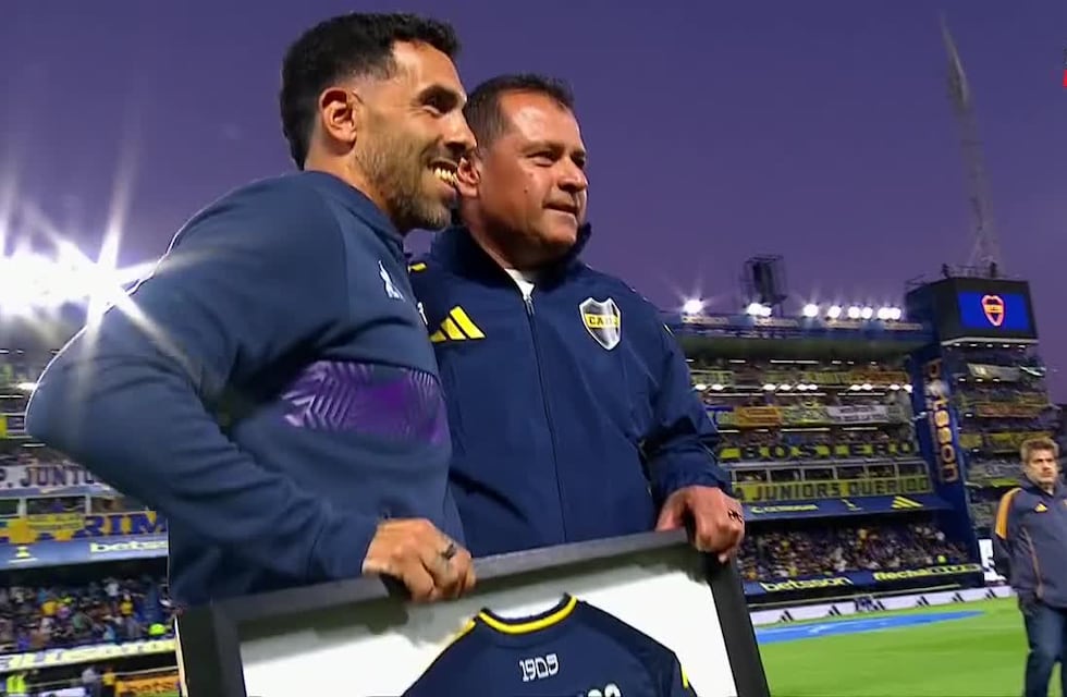 Boca le entregó una plaqueta a Carlos Tevez que se llevó una ovación en La Bombonera