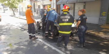 Furia en Bahía Blanca: incendió su auto porque lo iban a secuestrar los inspectores