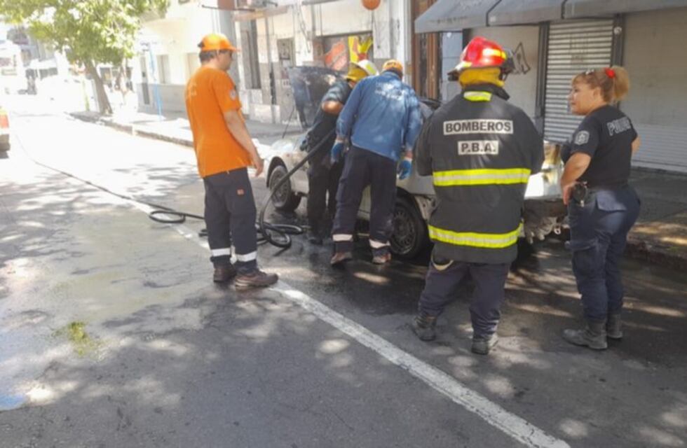 Furia en Bahía Blanca: incendió su auto porque lo iban a secuestrar los inspectores