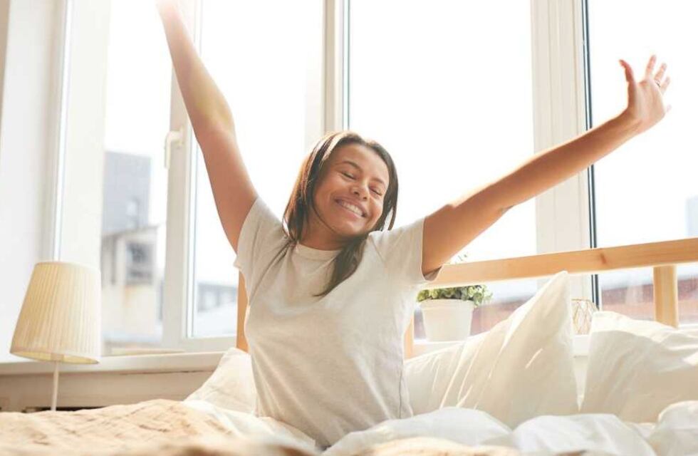 Levantarse con el pie derecho: qué sugieren hacer los expertos al despertar
