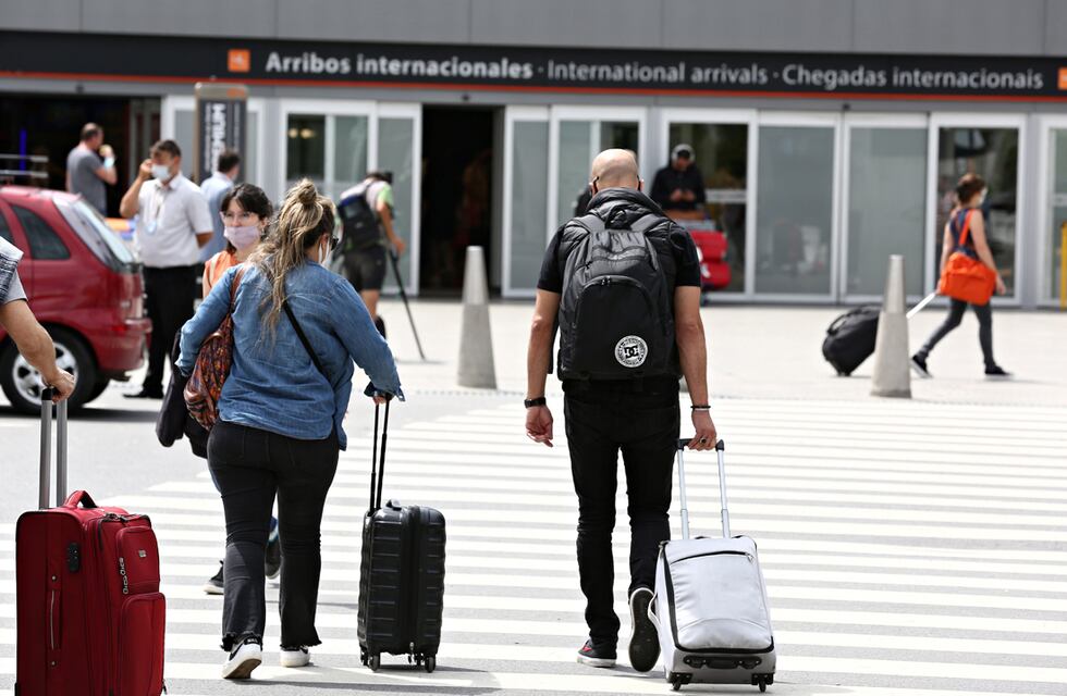 El padre de una nena dijo que la llevaría a tomar un helado, pero fue encontrado con ella cuando intentaba llegar al aeropuerto de Ezeiza