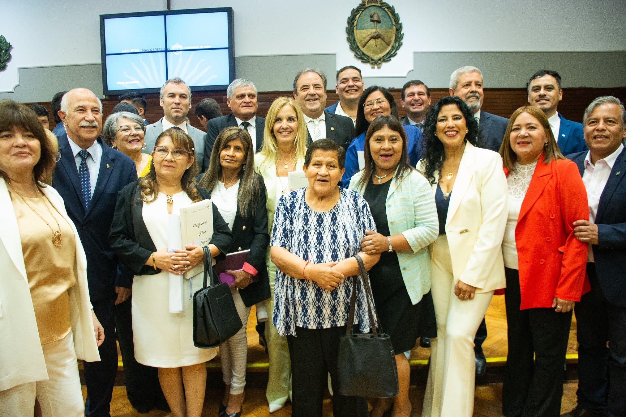Integrantes del bloque oficialista y colaboradores, junto al vicegobernador Alberto Bernis, posan para los fotógrafos después de la jura de sus nuevos miembros.