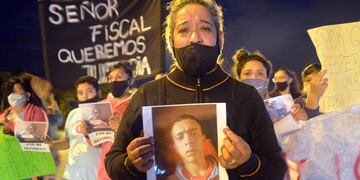 Vecinos de Villa del Prado pidieron justicia por Leandro, asesinado el pasado martes cuando reclamó sus pertenencias a los presuntos ladrones.