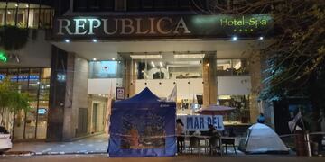 Dirigentes del sindicato pasaron la noche en las puertas del Hotel República, en Córdoba 1968, donde se retomó la manifestación para exigir la reincorporación.