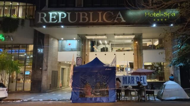 Dirigentes del sindicato pasaron la noche en las puertas del Hotel República, en Córdoba 1968, donde se retomó la manifestación para exigir la reincorporación.