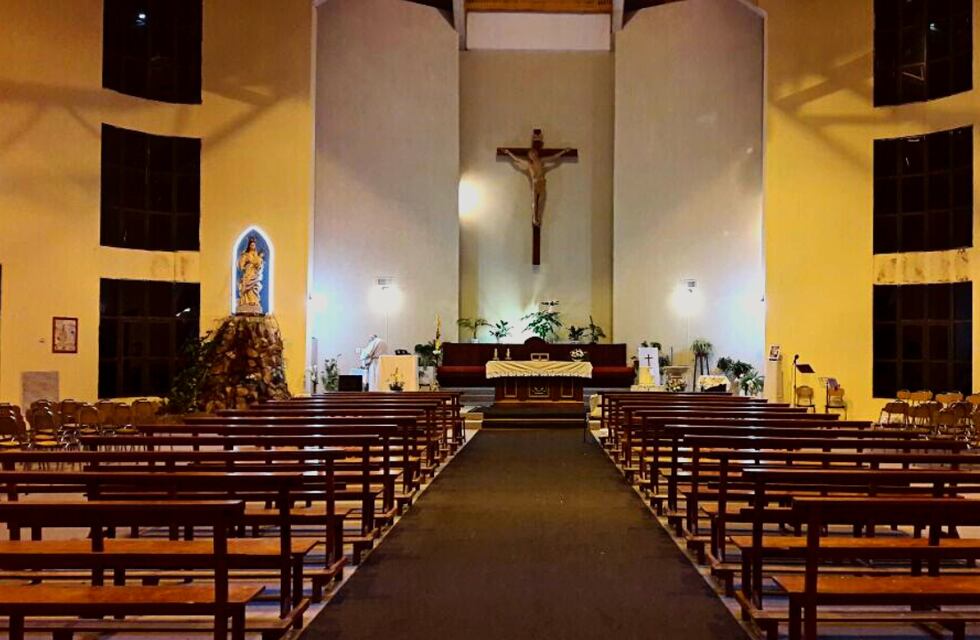Quiso entrar a una parroquia del sur de Rosario por una ventana, cayó de cabeza y está grave