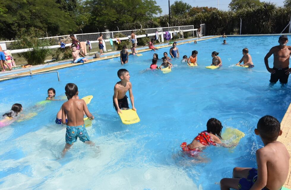 Comenzó la colonia “Todos al agua” en la pileta del Balneario