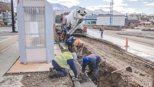 Obras en el barrio Pipo: se llevó a cabo el hormigonado de los cordones y badenes de la rotonda de calle Los Ñires