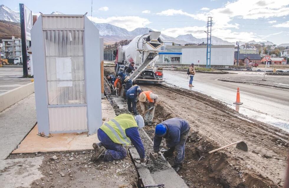 Obras en el barrio Pipo: se llevó a cabo el hormigonado de los cordones y badenes de la rotonda de calle Los Ñires