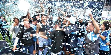 Delirio Albiceleste. Racing regresa a la segunda categoría del fútbol argentino (Javier Ferreyra / Enviado Especial).