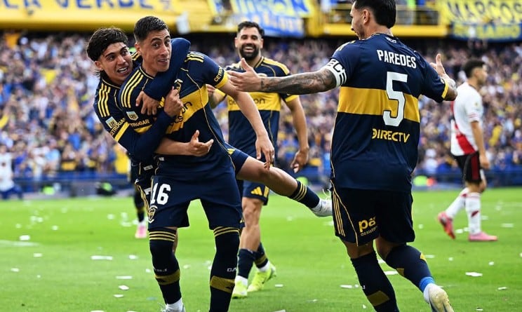 Miguel Merentiel con Zeballos, Paredes y Giménez festejan el segundo gol del uruguayo para Boca en el clásico ante River