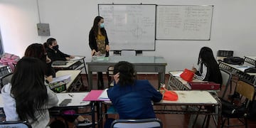 La escuela José Vicente Zapata comenzó el dictado de clases bajo el nuevo protocolo de salud. Gremios y Gobierno discuten por la presencialidad de los docentes.