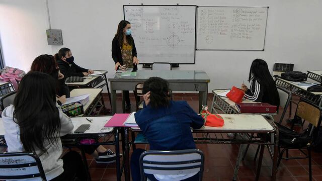 La escuela José Vicente Zapata comenzó el dictado de clases bajo el nuevo protocolo de salud. Gremios y Gobierno discuten por la presencialidad de los docentes.