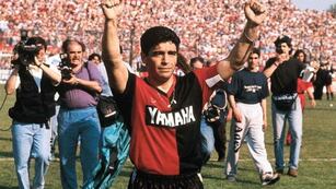 El ídolo mundial vistió la camiseta rojinegra entre 1993 y 1994.