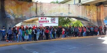 Productores rurales marcharon en Mendoza para mostrar la contracara de la Fiesta de la Vendimia.