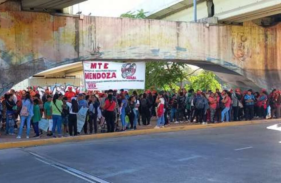 Productores rurales mendocinos marcharon a Casa de Gobierno para mostrar la contracara de la Fiesta de la Vendimia