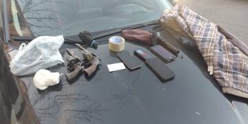 El delincuente llevaba consigo dos armas de fuego, una picana eléctrica y cuatro celulares, entre otros elementos.