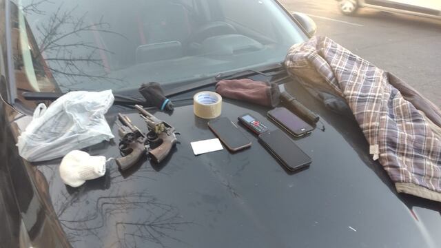 El delincuente llevaba consigo dos armas de fuego, una picana eléctrica y cuatro celulares, entre otros elementos.