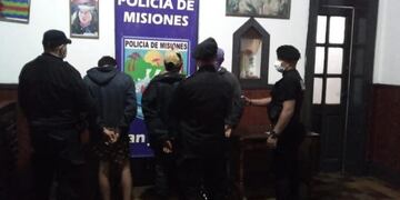 Se negó a venderles mercadería y le apedrearon el negocio.