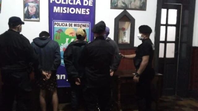 Se negó a venderles mercadería y le apedrearon el negocio.
