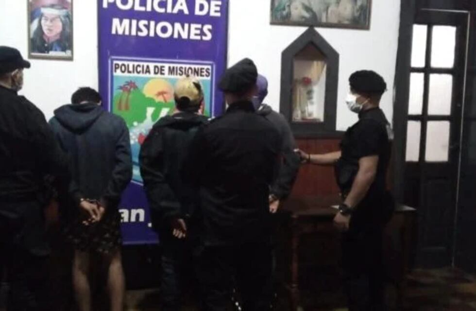 Se negó a venderles mercadería y le apedrearon el negocio