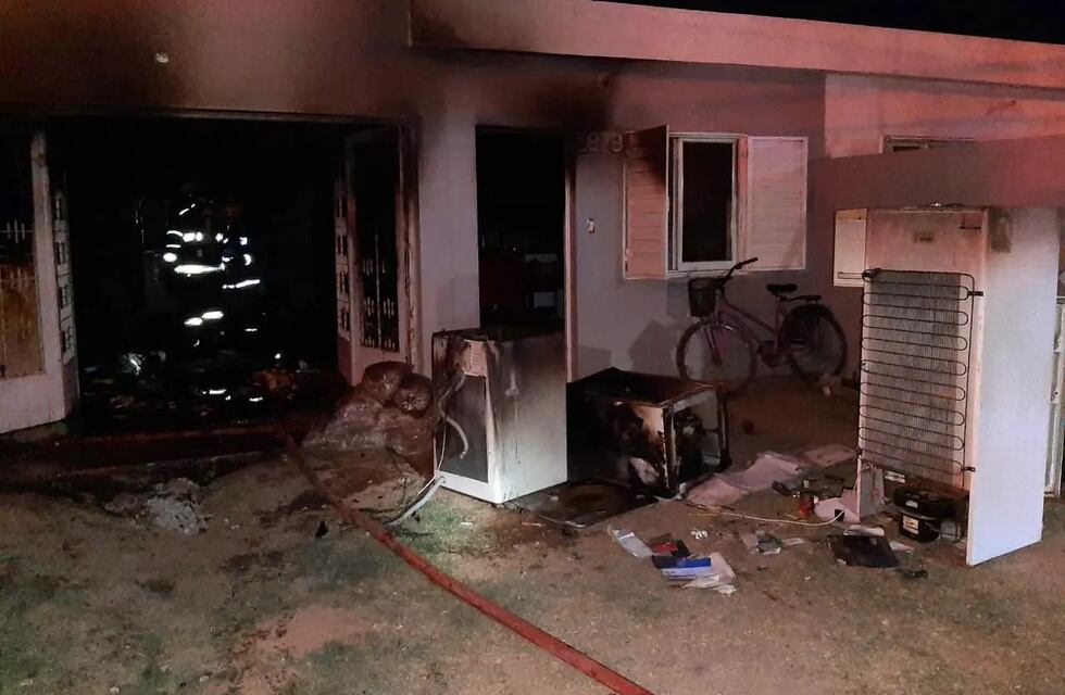 Arroyito: los vecinos ayudaron a salir a dos personas del incendio de su vivienda