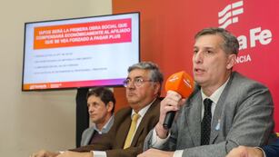 el ministro de Economía, Pablo Olivares; junto al subsecretario de Planificación y Articulación interinstitucional del Iapos, Silvio González; y el director del Iapos, Nolasco Salazar encabezaron la conferencia de prensa