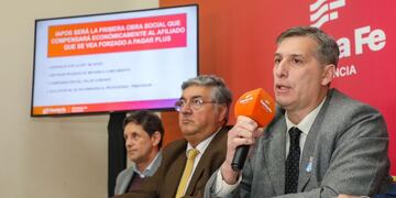 el ministro de Economía, Pablo Olivares; junto al subsecretario de Planificación y Articulación interinstitucional del Iapos, Silvio González; y el director del Iapos, Nolasco Salazar encabezaron la conferencia de prensa