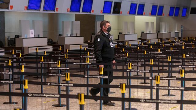 Las personas viajaron al exterior y, según constataron los inspectores de Migraciones, no cumplieron con la cuarentena (La Voz).