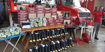 La entrega del equipamiento por un total de $ 1.376.475 se realizó esta mañana en el cuartel.