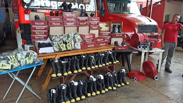 La entrega del equipamiento por un total de $ 1.376.475 se realizó esta mañana en el cuartel.