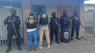 La policía allanó una vivienda ubicada sobre Schweitzer al 7800.