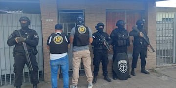 La policía allanó una vivienda ubicada sobre Schweitzer al 7800.