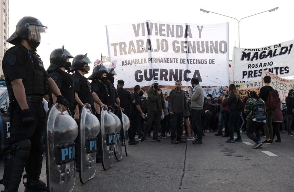 Tras más de cuatro horas, las familias desalojadas de Guernica liberaron el puente Pueyrredón