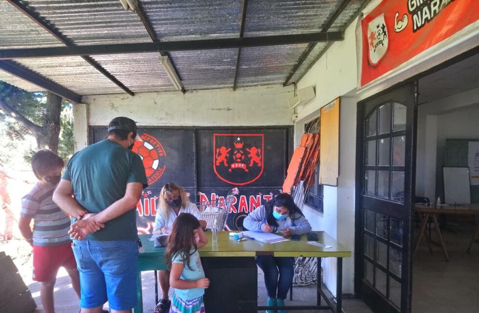 Realizan chequeos médicos gratuitos a niños y adolescentes en clubes platenses