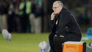 Bielsa protagonizó un incómodo momento frente a un periodista con discapacidad (AP Foto/Jorge Saenz)