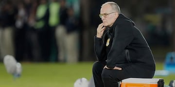 Bielsa protagonizó un incómodo momento frente a un periodista con discapacidad (AP Foto/Jorge Saenz)